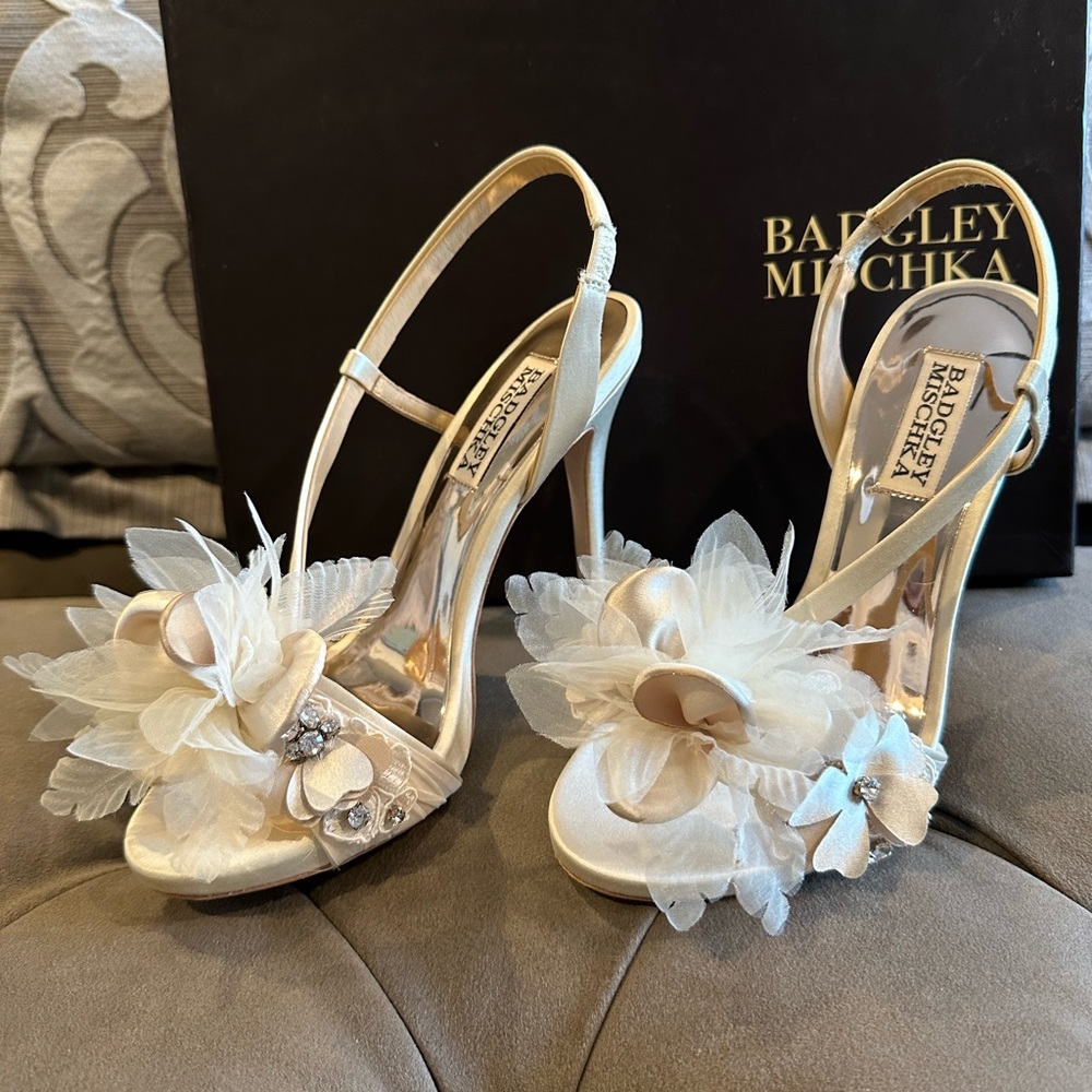 Badgley Mischka cream silk/lace sling-back sandals, size 5 1/2.